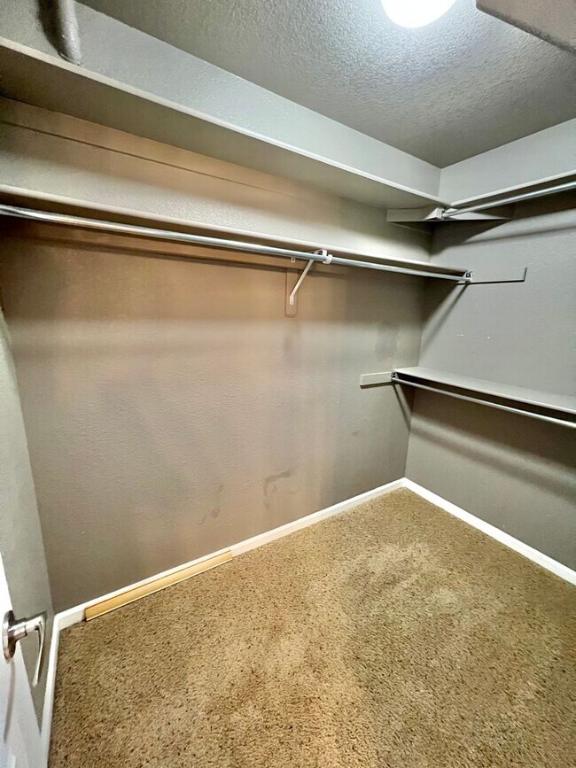 Building Photo - 3 bed 3.5 Bath with Bonus Studio Suite Above Detached Garage!