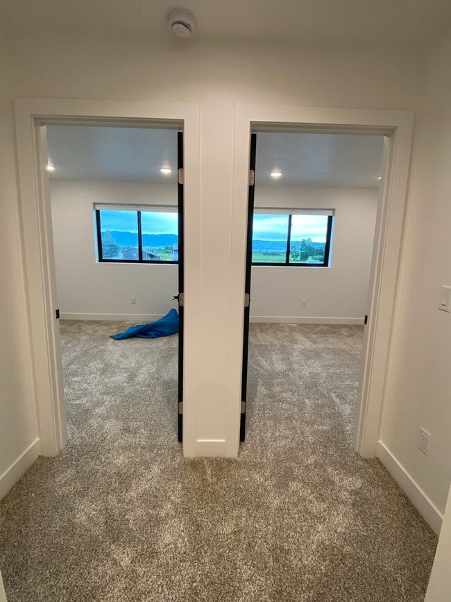 Building Photo - 3 bedroom / 2.5 bath with garage - Driggs Stone Peak Subdivision