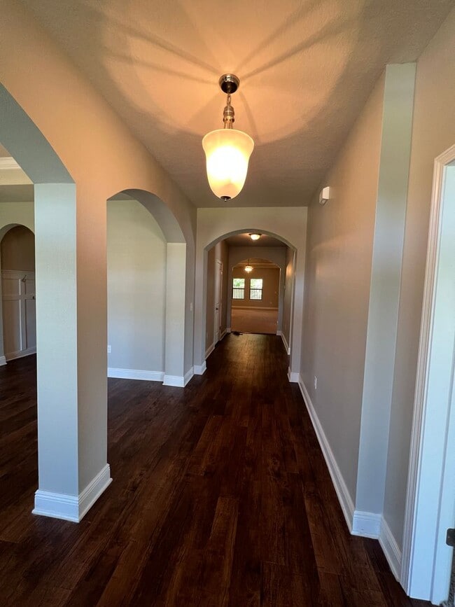 Building Photo - Gorgeous 5 Bedrooms