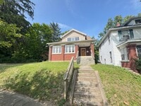 Building Photo - Close to Downtown! Includes Washer and Dryer