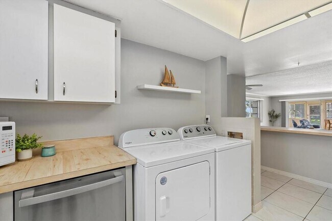 Building Photo - 4852 Independence Dr