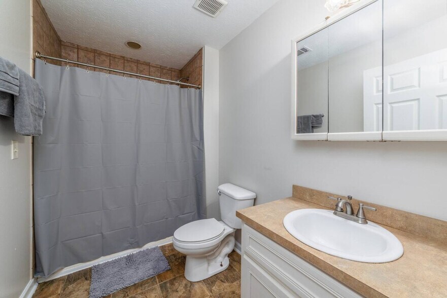 Building Photo - 224 N Oakley Dr