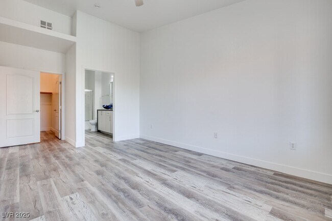 Building Photo - 2305 W Horizon Ridge Pkwy