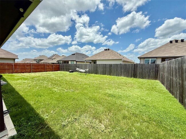 Building Photo - 808 Fallbrook Dr
