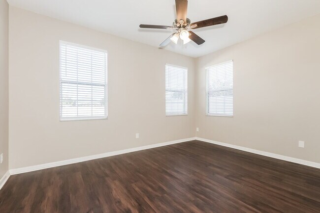 Building Photo - 425 Chimney Rock Dr