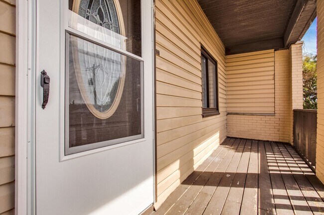 Building Photo - Updated 3 Bedroom 1 Bath with Off Street P...