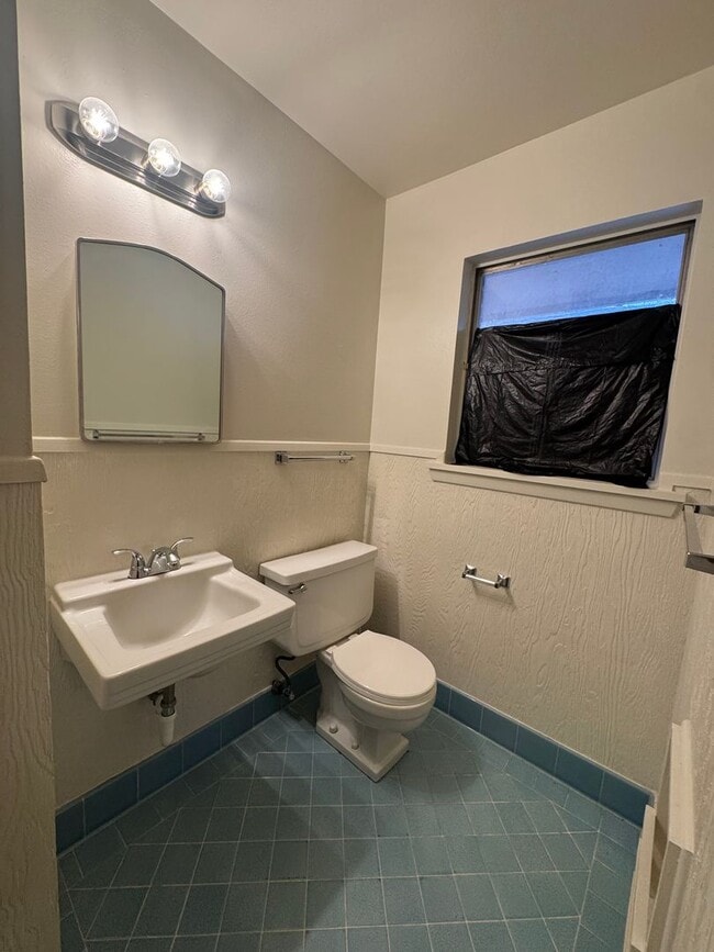 Building Photo - Perfect Family Home