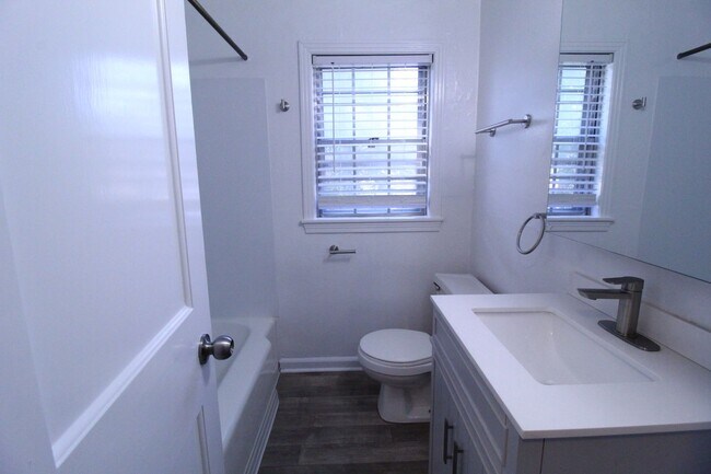 Building Photo - October FREE On This 2 Bedroom 1 Bath Dupl...