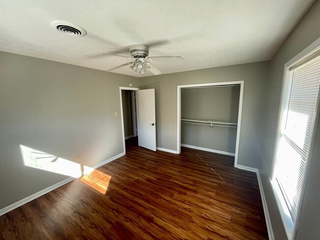 Building Photo - 2 Bed 1 Bath Duplex in Clinton