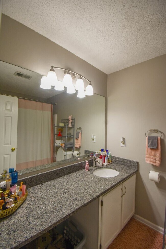 Building Photo - 3 Bedroom 2 Bathroom- Pets Considered