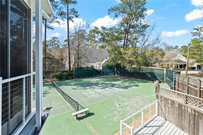 Building Photo - 632 Village Ln S