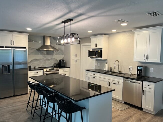 Building Photo - 652 Glenview Dr