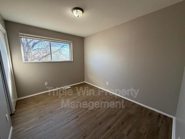 Building Photo - 1665 Queens Dr