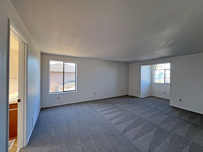 Building Photo - 1507 63rd Ave NE