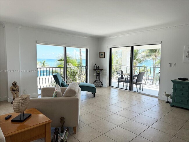 Primary Photo - 5415 Collins Ave