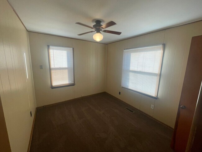 Building Photo - 4 bed 1 bath, with extra large utility are...