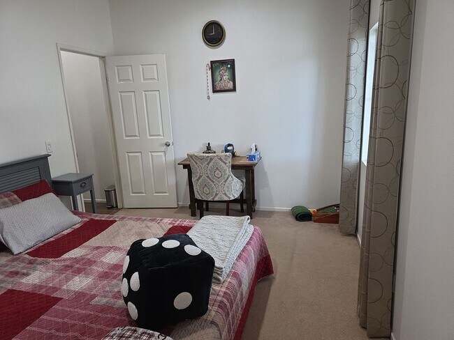 Building Photo - Beautiful Solar Home in Jurupa Valley Avai...