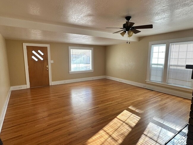 Building Photo - Wonderful Home in the Avenues
