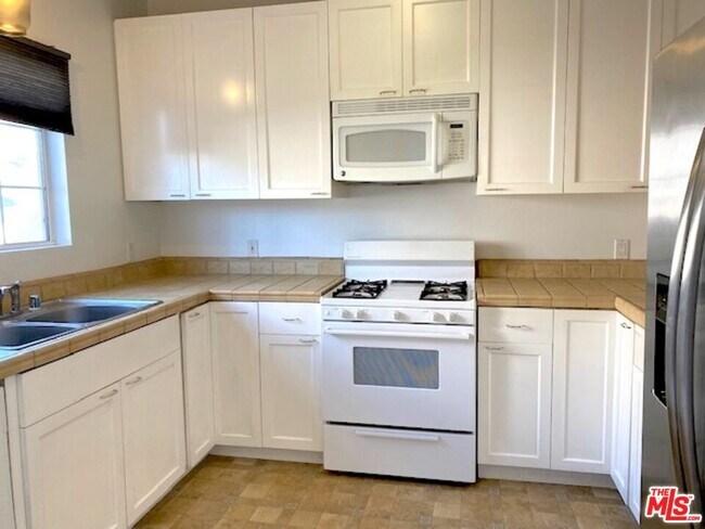 Building Photo - 5248 Satsuma Ave