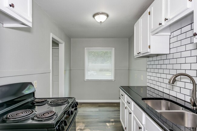 Building Photo - Super Affordable One Bedroom Duplex!