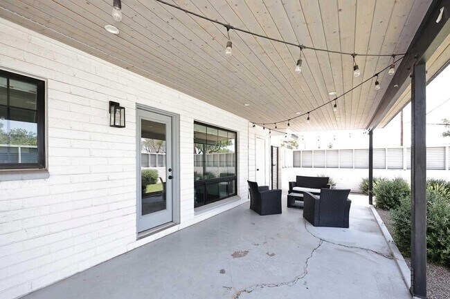 Building Photo - 716 W 11th St