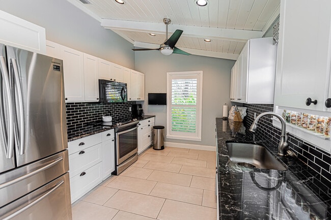 Building Photo - 1282 SW Bent Pine Cove
