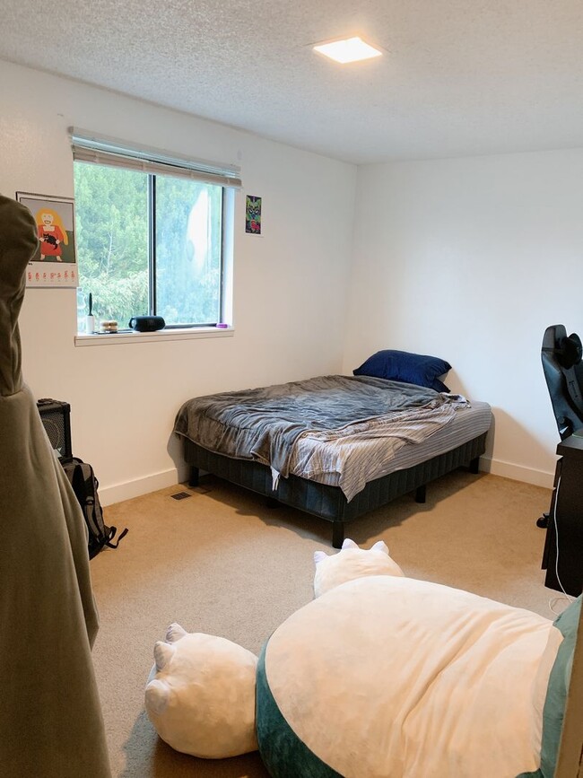 Building Photo - AUG PRELEASE: 5 bdrm/2 bath in York Neighborhood