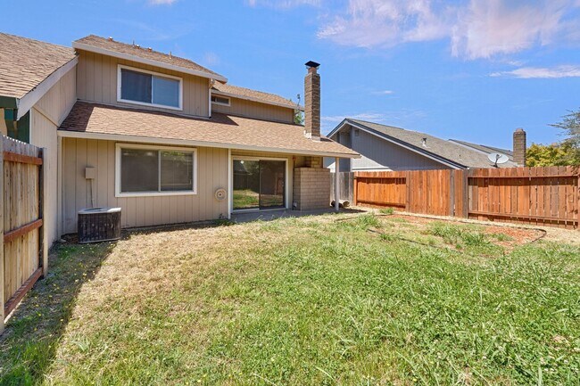 Building Photo - 3 Bedroom Home with Fireplace and LVP Flooring & 2-Car Garage!
