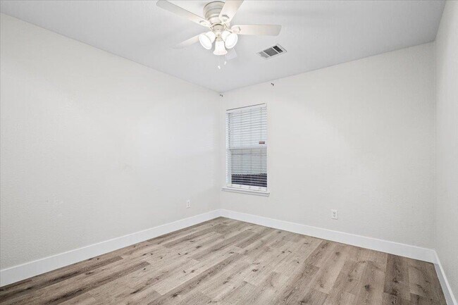 Building Photo - 158 Oak River Dr