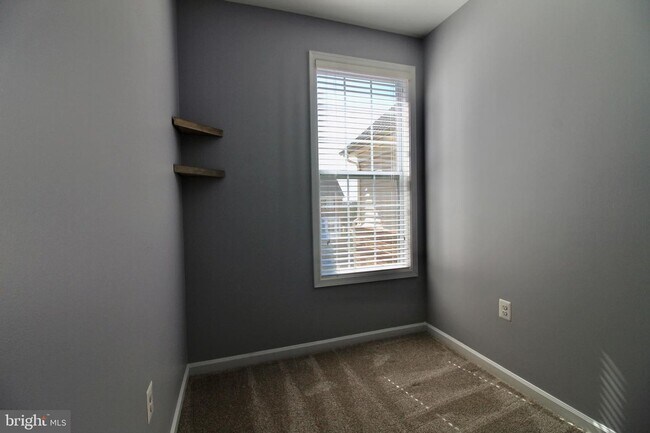 Building Photo - Updated Condo w/Garage - Loudoun Metro