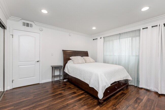Building Photo - 4466 Coldwater Canyon Ave