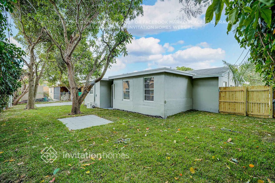 Building Photo - 1331 SW 21st Ave