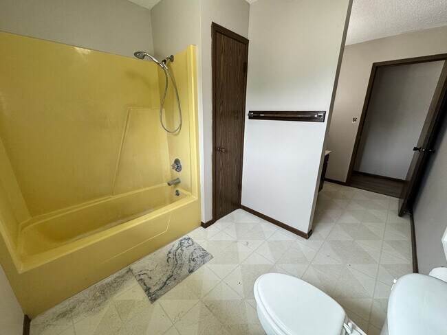 Building Photo - 3 bed, 1.5 bath duplex for rent in Cedar Falls