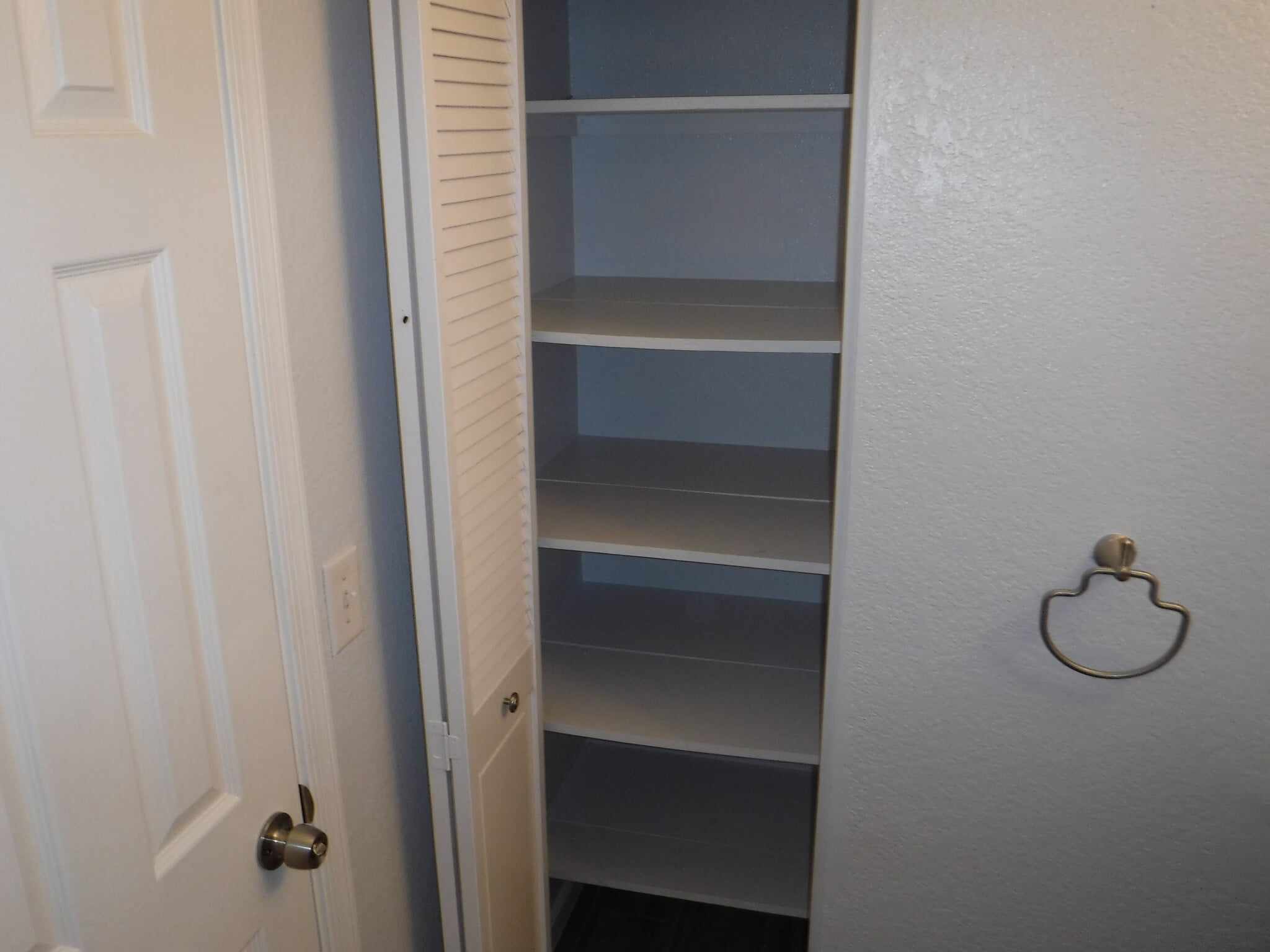 Building Photo - 712 N Santa Barbara #16