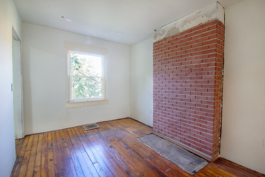 Building Photo - 206 Center St