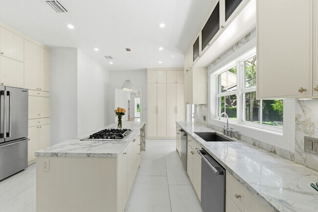 Building Photo - 1615 Monroe St