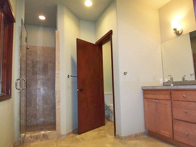 Building Photo - Monclair retreat, space and luxury in serene setting