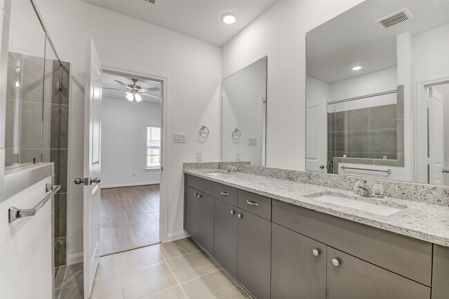 Building Photo - 11951 Pondwood Dr