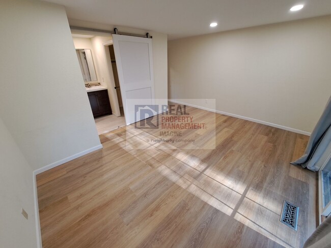 Building Photo - Check out this nice 3 bedroom, 2.0 bath ho...