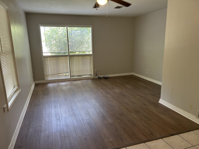 Building Photo - 851 Willow Dr