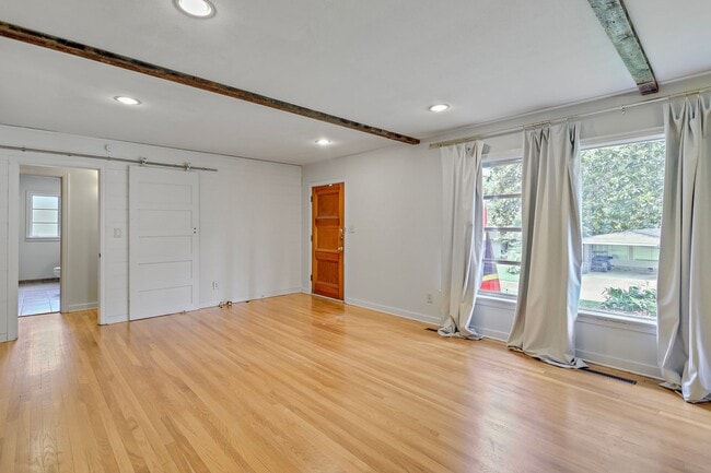 Building Photo - 3 bedroom, 2 bathroom in Northeast Jackson!