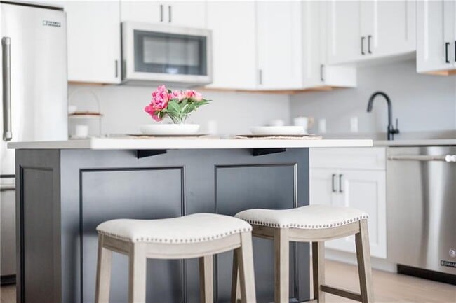 Building Photo - 350 Oliver Ave