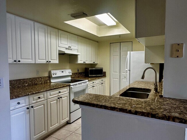 Building Photo - 1300 Crestwood Ct S