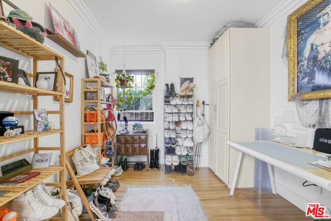 Building Photo - 1051 S Stanley Ave