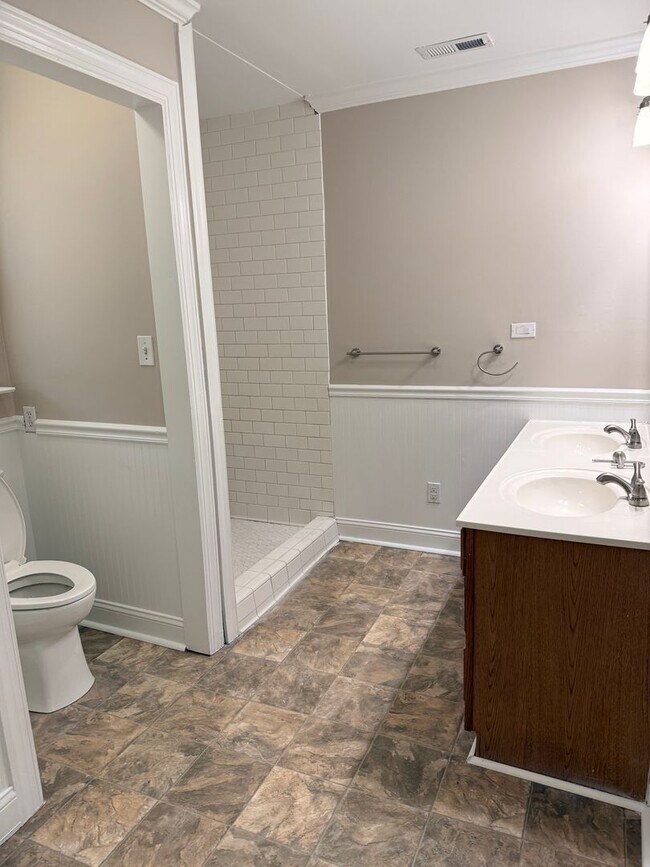 Building Photo - Cute Red Bank House