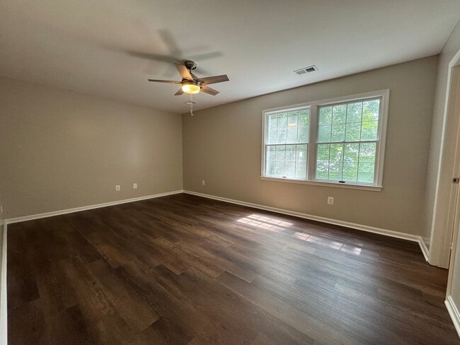 Building Photo - Stunning 4 Bed 3.5 Bath Home With Deck And...