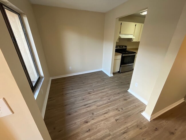 Building Photo - For Rent-2-bedroom, 2.5-bathroom located in the vibrant community of Brandon