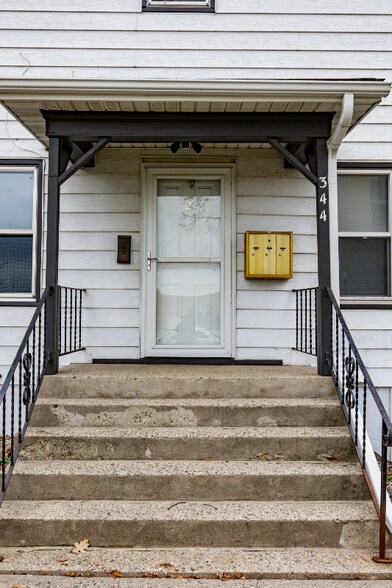 Building Photo - 344 6th Ave S