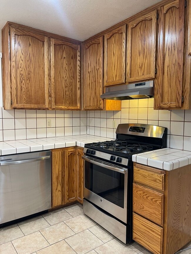 Building Photo - COUNTRY OAKS SUBDIVSION LARGE 3 BED 2 BATH...