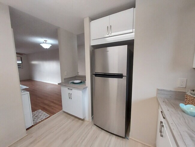 Building Photo - Renovated 2br/1ba/2pkg 3rd Fl Townhome